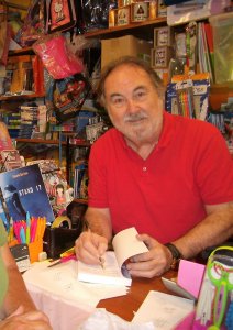 Eduardo Bartrina firma ejemplares de Stan 17 en la librería Carrascal